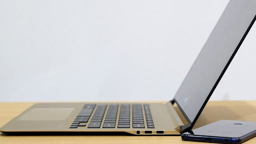 Laptop thiết kế mỏng nhẹ, không quá nặng